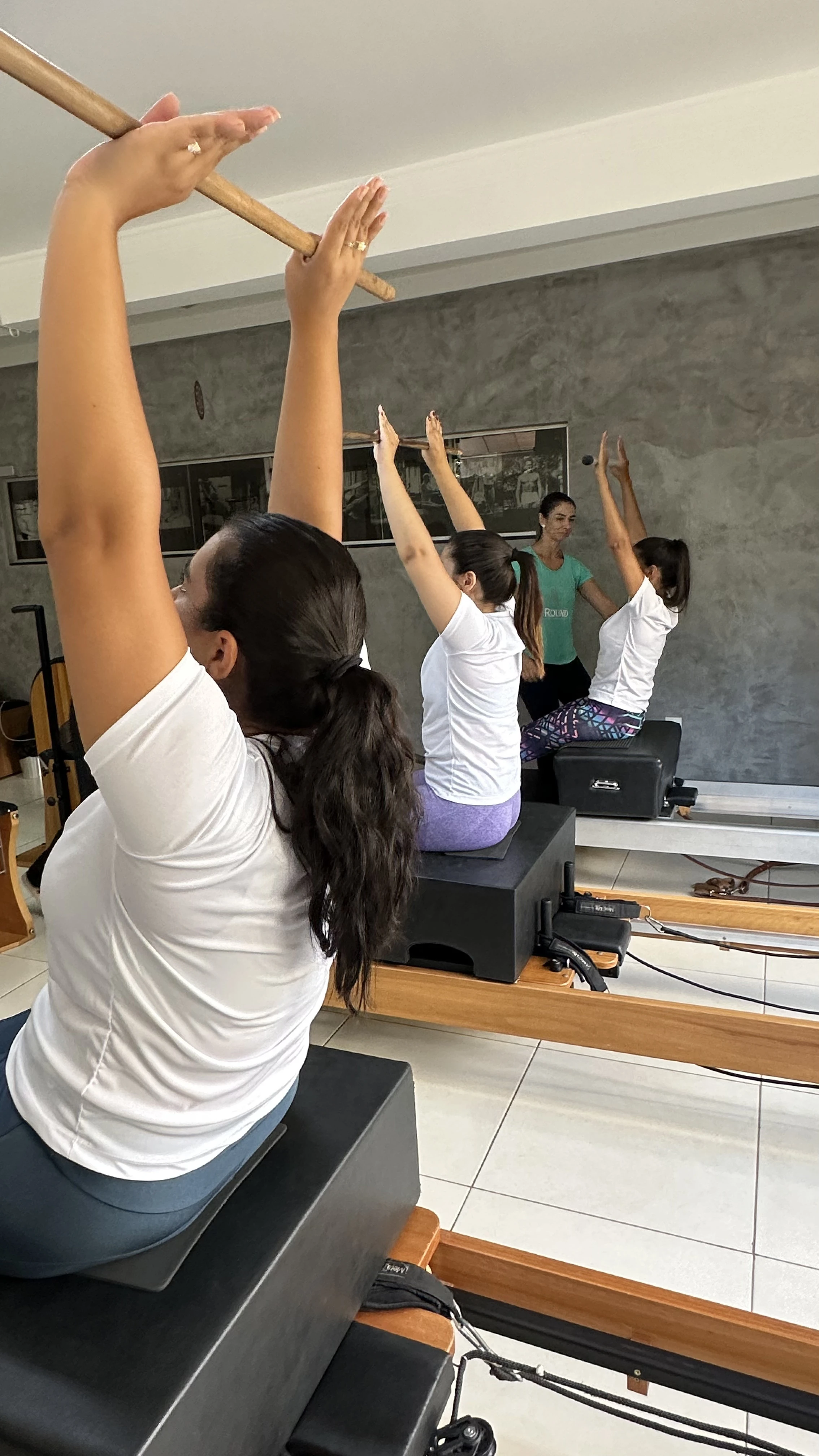 Aula em turma reduzida no reformer, com acompanhamento próximo da instrutora
