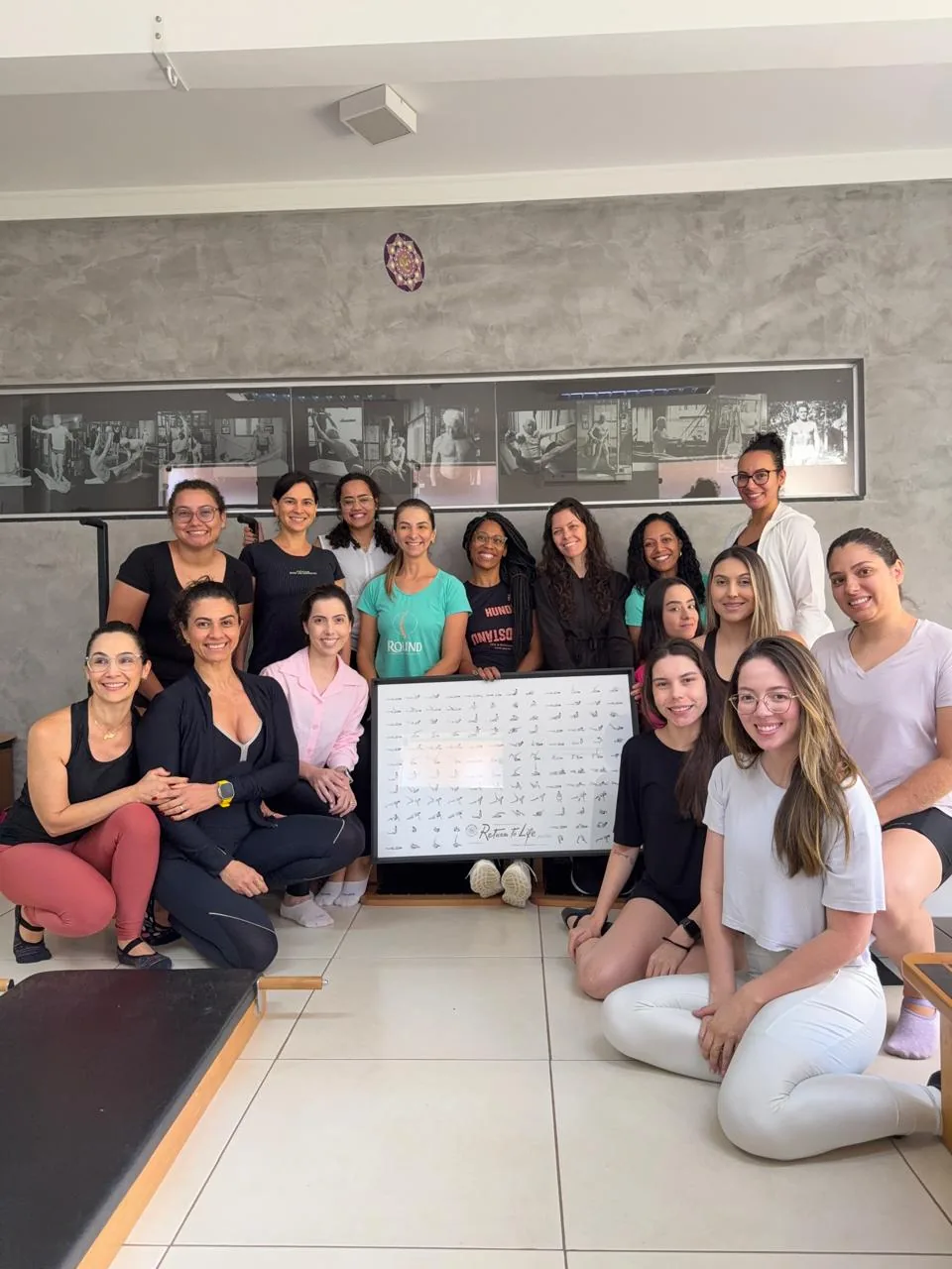 Equipe e alunas da Round reunidas em um workshop presencial